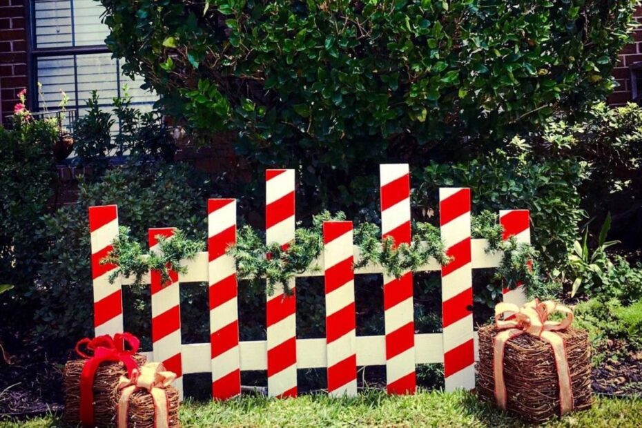 fence decor for christmas 10+ Decorate Fence For Christmas HomeDecorish