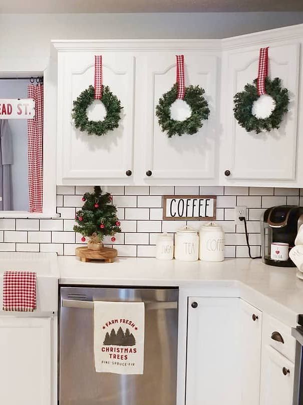 christmas decor for cabinets 20+ Ideas For Decorating Kitchen For Christmas The Urban Decor