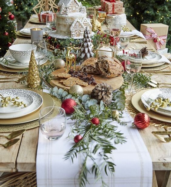 rustic christmas table decor Farmhouse, Rustic, Country Christmas Table Decorations