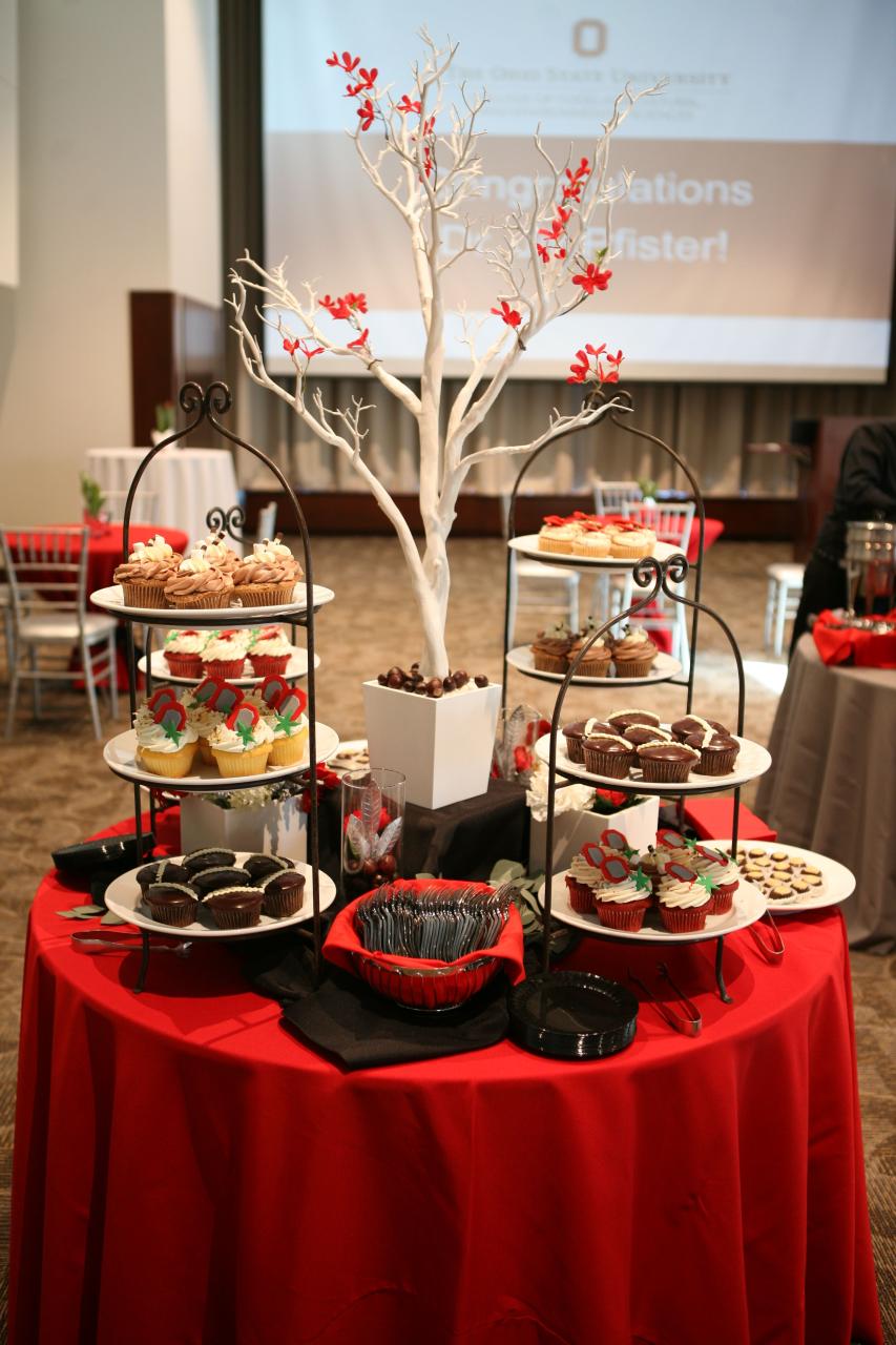 christmas buffet table decor This Friday's Pinspiration comes from this buffet centerpiece