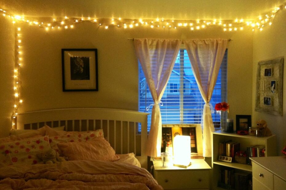 christmas lights bedroom decor Christmas lights bedroom Simple bedroom, Christmas lights in bedroom