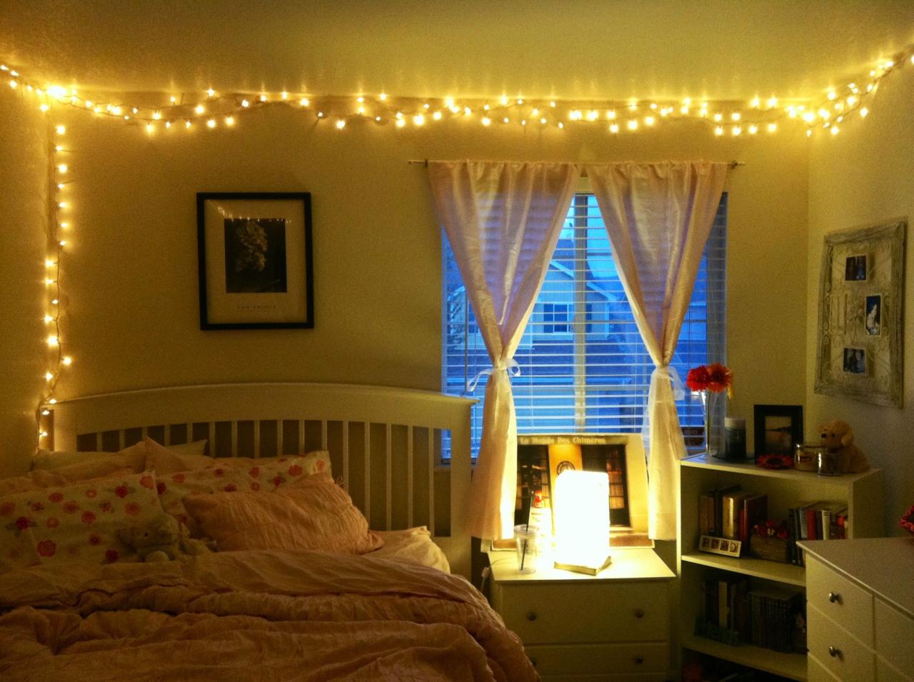 christmas lights bedroom decor Christmas lights bedroom Simple bedroom, Christmas lights in bedroom