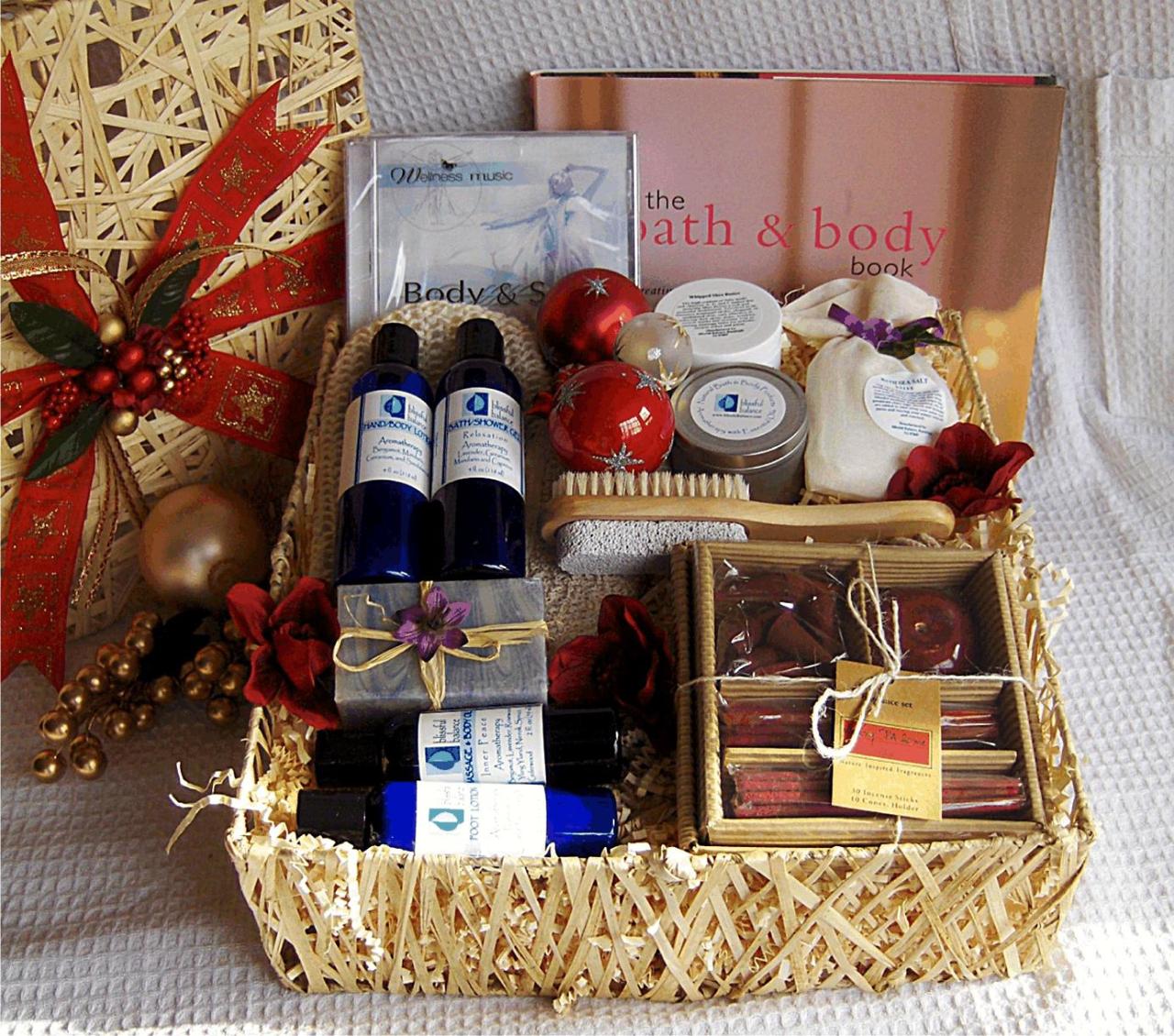 christmas decor gift basket 40 Best Christmas Gift Basket Decoration Ideas All About Christmas