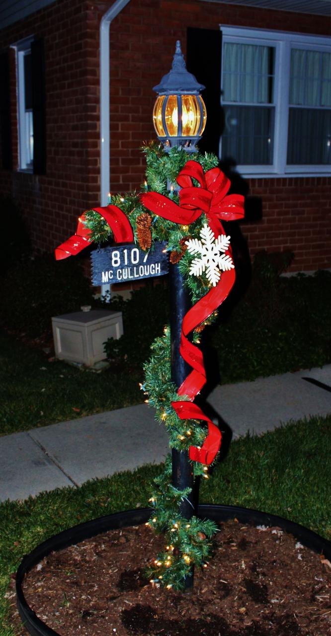 christmas decoration ideas for lamp post Christmas decorations on lamppost (2015) Christmas lamp post