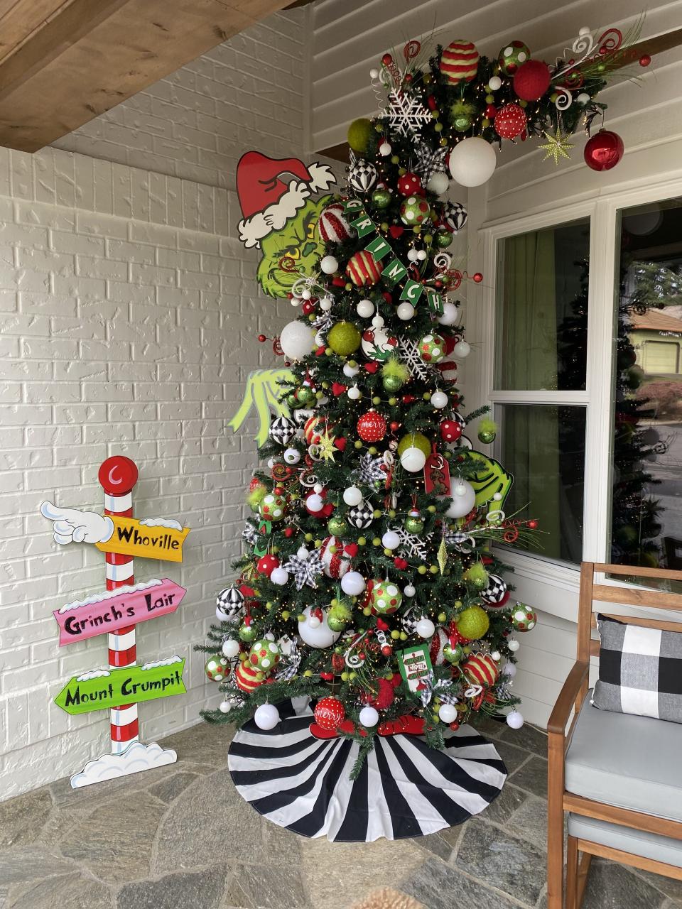 the grinch christmas tree decor 16 Grinch Christmas Tree Decorating Ideas » Lady Decluttered