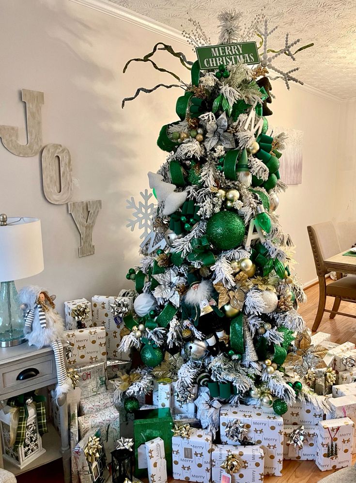 hunter green christmas tree decor Christmas 2021 Green christmas decorations, Green christmas tree