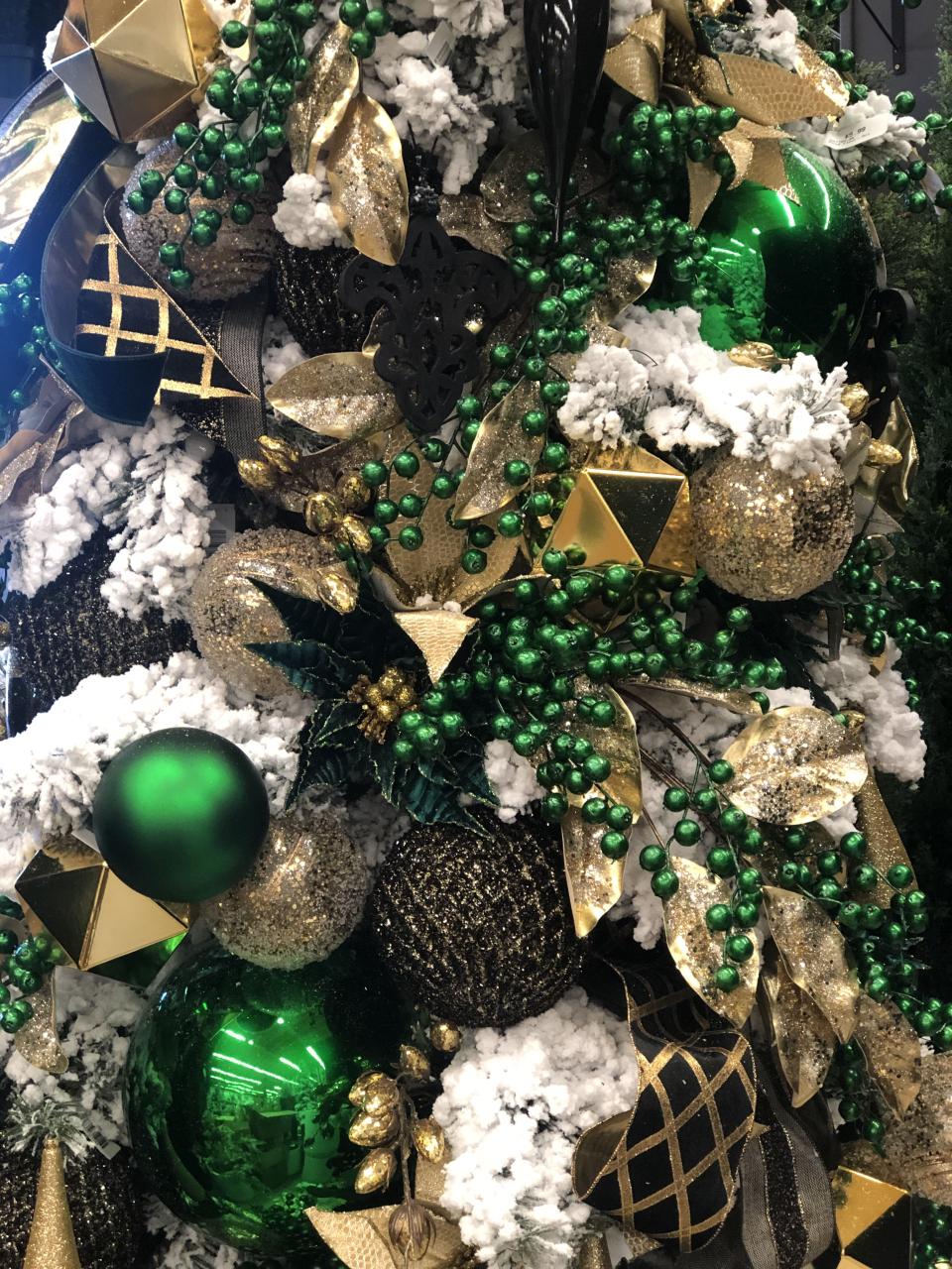 emerald green and gold christmas decor Emerald Green Christmas Tree Green christmas tree decorations, Gold