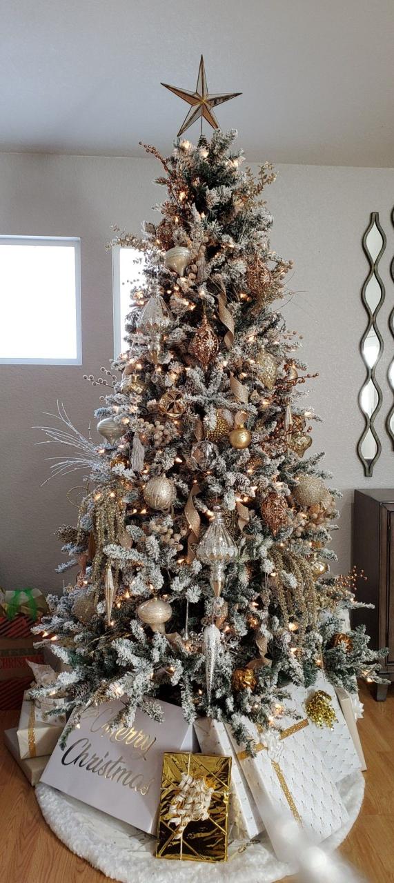 christmas tree decor silver and gold Glam Christmas Decorations Gold christmas tree decorations, Silver