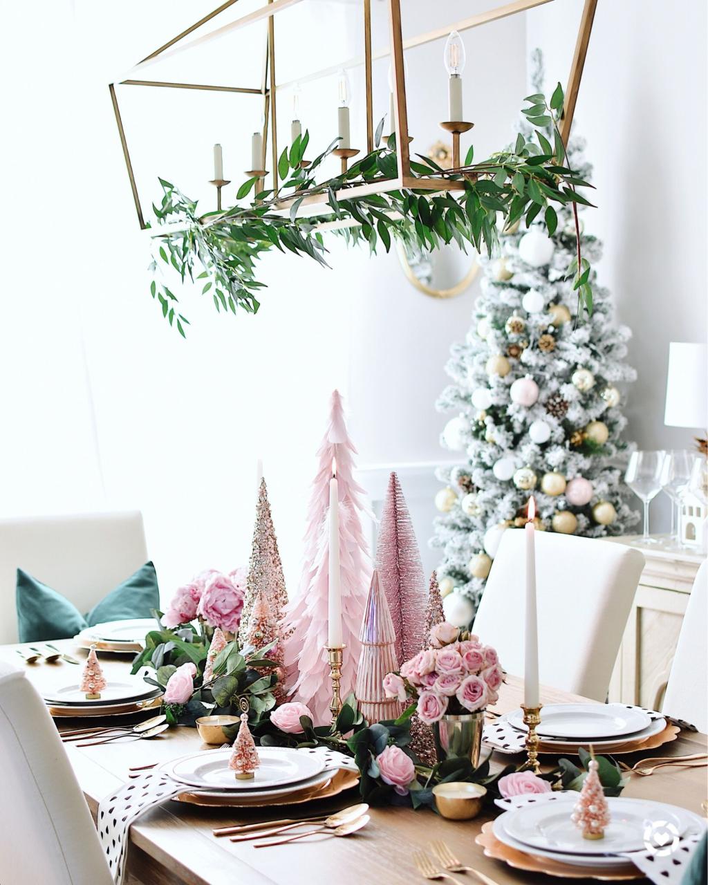 pink christmas tabletop decor Pink Christmas tablescape! Pink christmas table setting, Pink