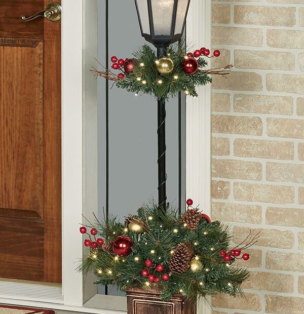 christmas lamp post decor 10+ Christmas Lamp Post Decoration Ideas