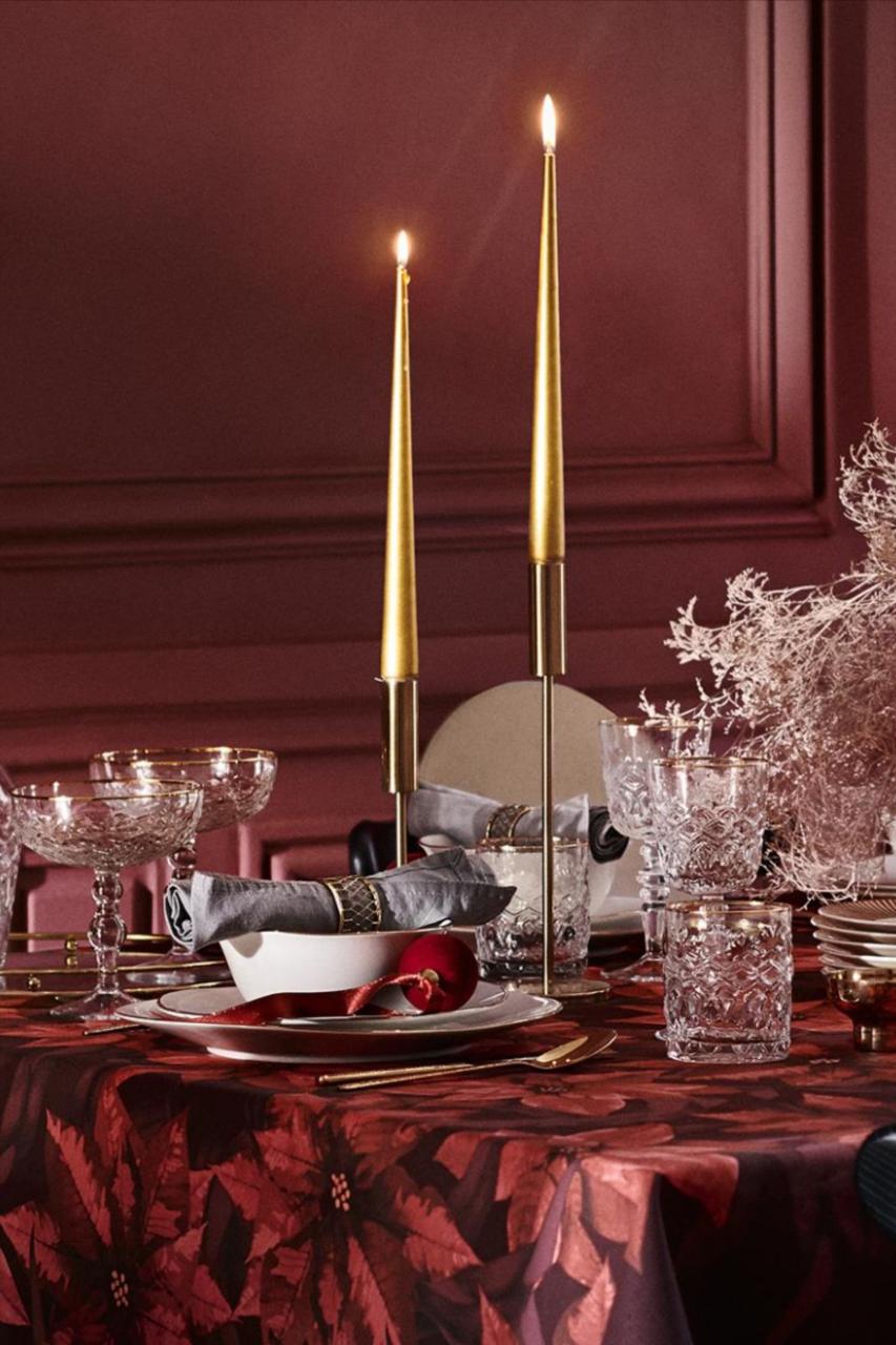 christmas table decor red Scarlet forms the basis for a luxury Christmas setting that's sure to