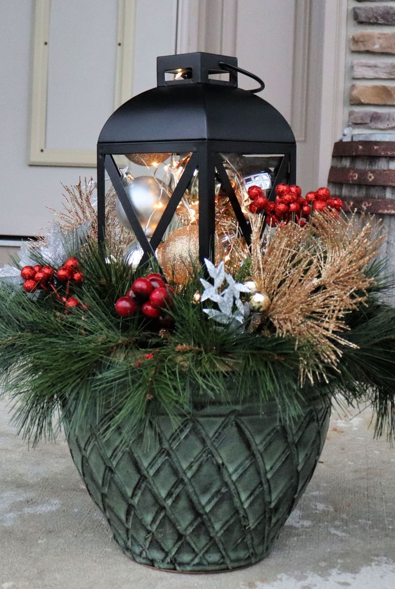 outdoor christmas decorations without electricity Easy DIY Christmas Planter for your Front Porch Christmas lanterns