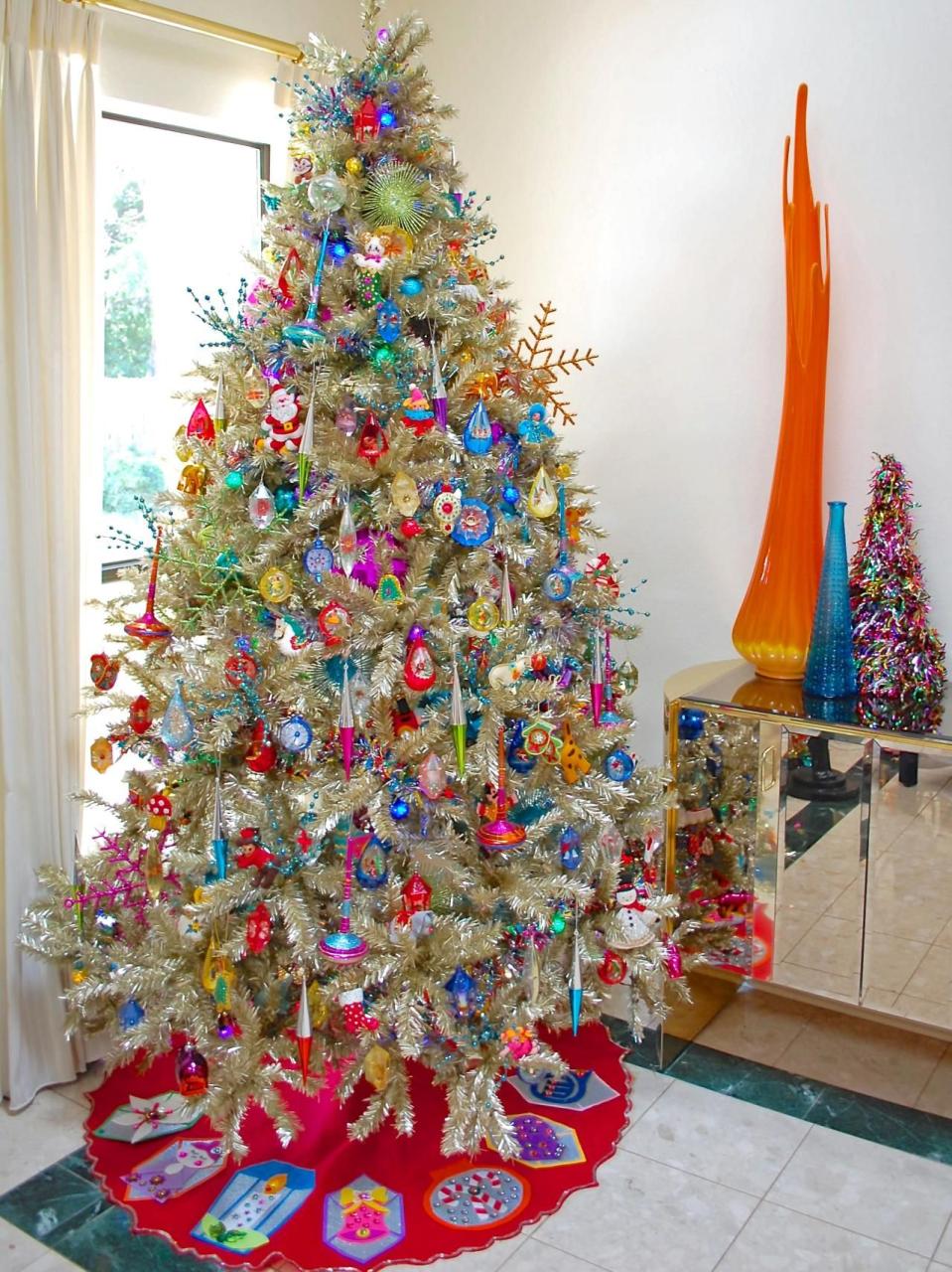 christmas tree decorating ideas vintage 20+ Old Fashioned Christmas Tree Decorating Ideas The Urban Decor