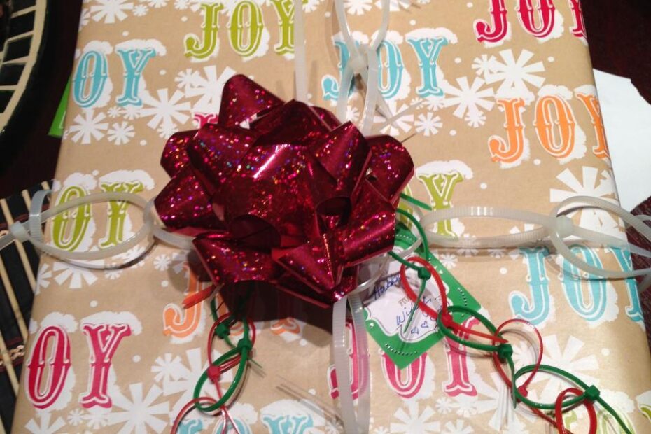 christmas ornament zip tie Used zip ties to embellish my Hubby's present! Tie crafts, Zip ties