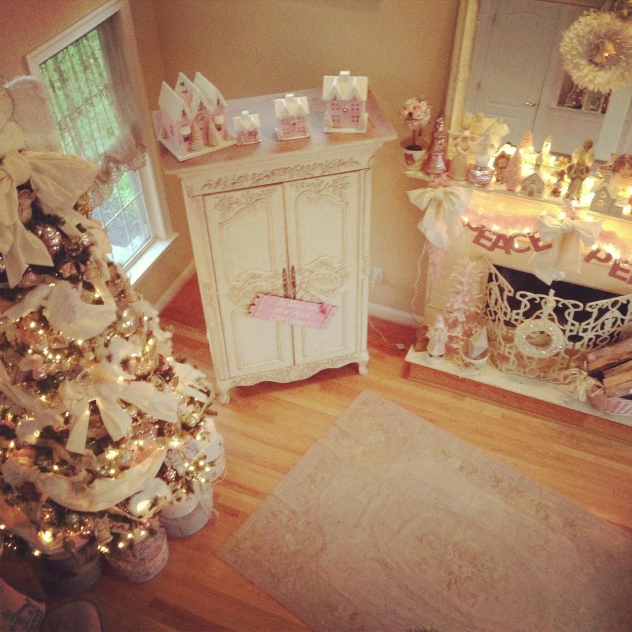 pink christmas room decor Room view Chic christmas, Christmas decorations, Pink christmas