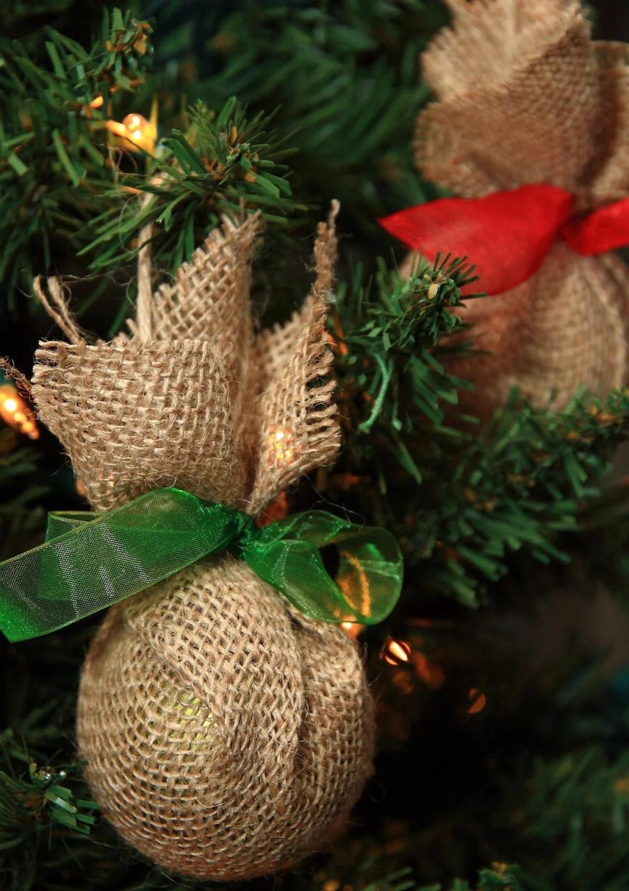 christmas tree burlap decor 40 Awesome Christmas Tree Decorations Ideas with Burlap Decoration Love