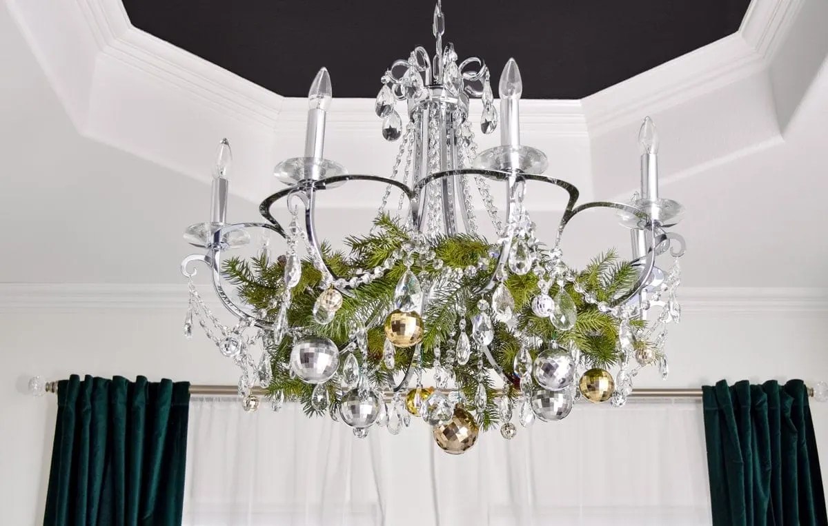 chandelier christmas decor ideas Chandelier Christmas Decor Ideas MONICA BENAVIDEZ