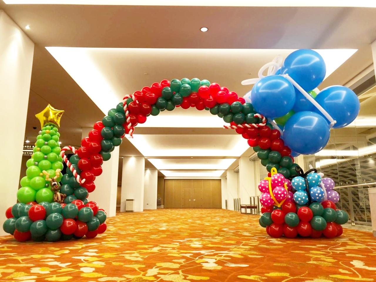 christmas balloon decor ideas Christmas Balloon Arch Decoration THAT Balloons