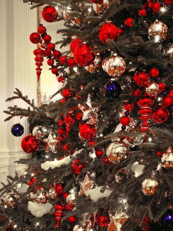 red and silver christmas tree decor 20 magnificent ideas for the traditional Christmas tree decorations