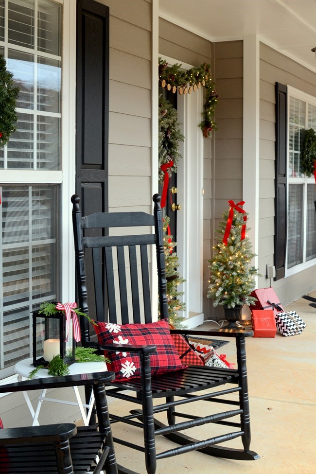 farmhouse front porch christmas decor Farmhouse Christmas Front Porch with HDCHolidayHomes Tour