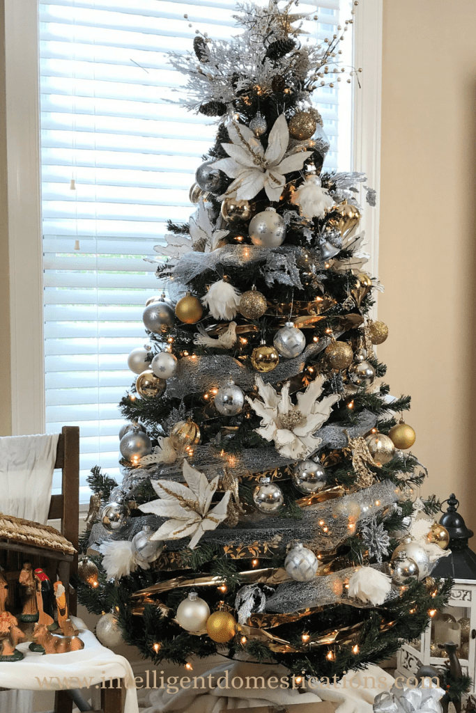 christmas tree decor silver and gold Simple Silver & Gold Christmas Tree Decorations Intelligent