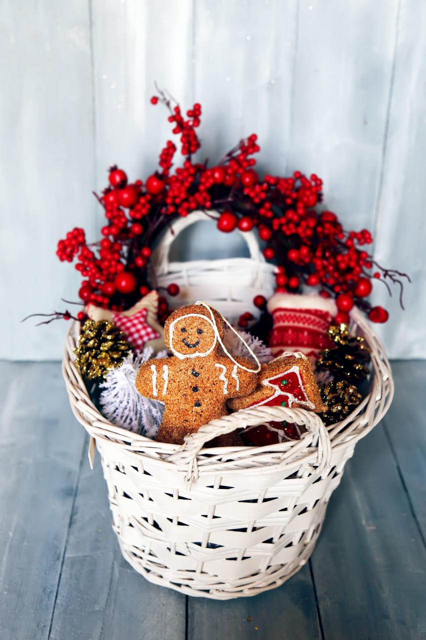 christmas decor gift basket 17 Heartwarming Christmas Gift Basket Ideas For Family and Friends