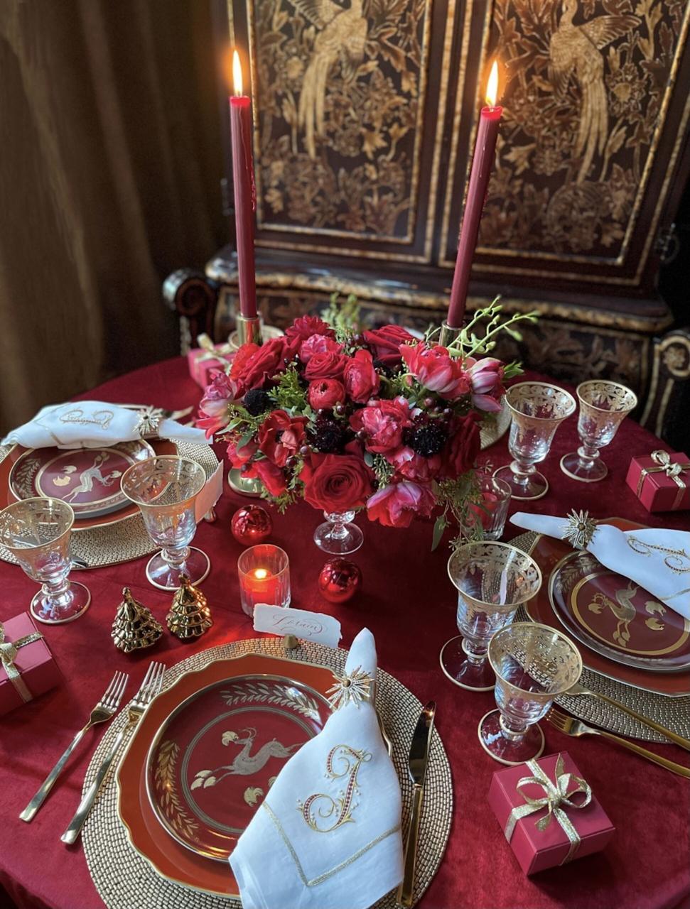 christmas table decor red Red and Gold Themed Christmas Table Setting Idea Ivory & Noire