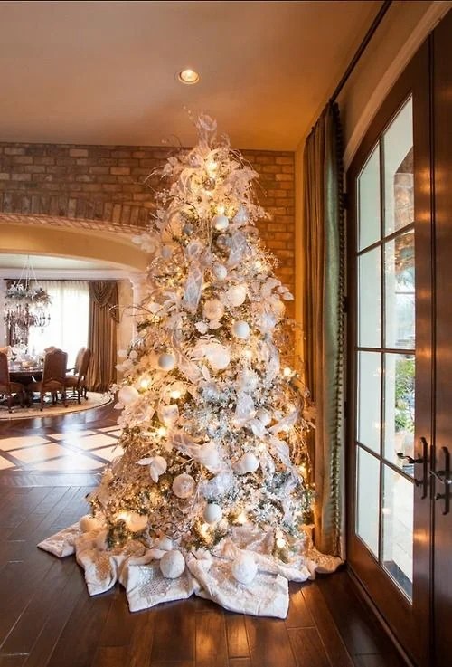 silver christmas tree decor 21 Beautiful Silver Christmas Tree Decoration Ideas Interior Vogue