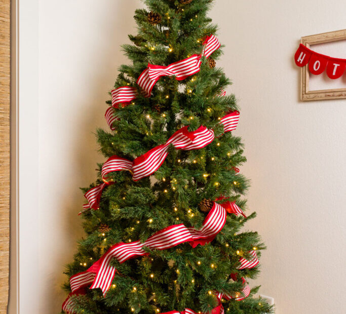 ribbon decor christmas tree How to Decorate a Christmas Tree with Ribbon Kippi at Home