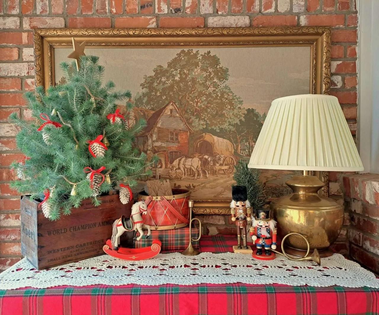 christmas decor entry table 3 Simple Entry Table Christmas Decor Ideas