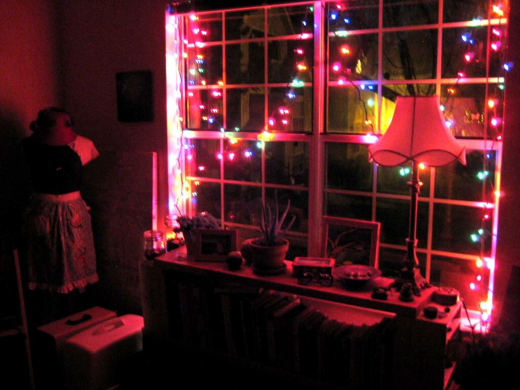 christmas lights bedroom decor 34 Stunning Christmas Lights Decoration Ideas In The Bedroom HMDCRTN