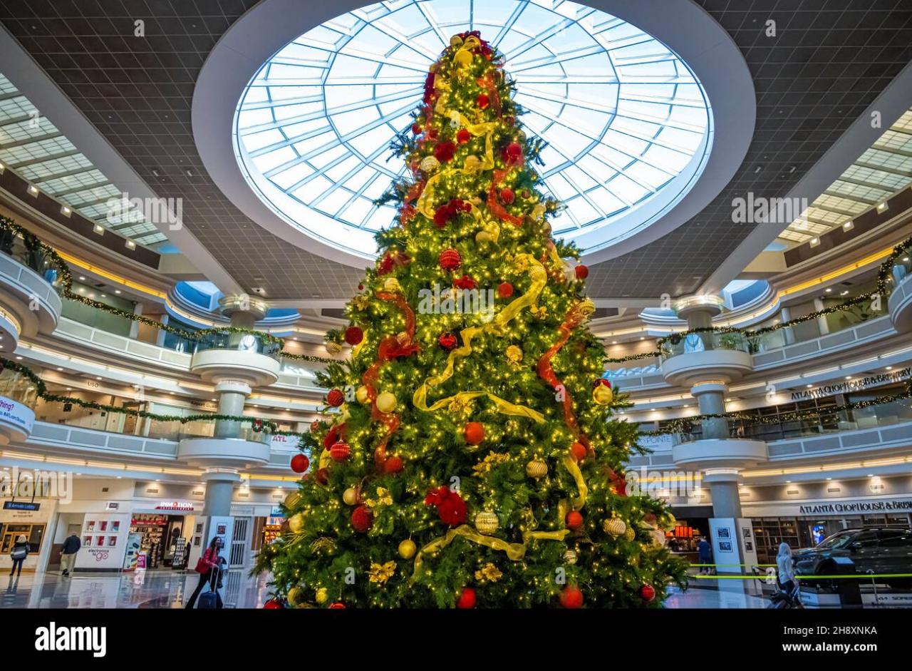 christmas decor of atlanta Atlanta christmas decorations hires stock photography and