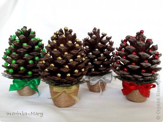 christmas decoration ideas with pine cones Classic Christmas Decorations with Pine Cones