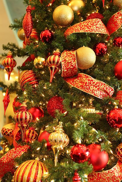 christmas decor red and gold 32 Amazing Red And Gold Christmas Décor Ideas DigsDigs