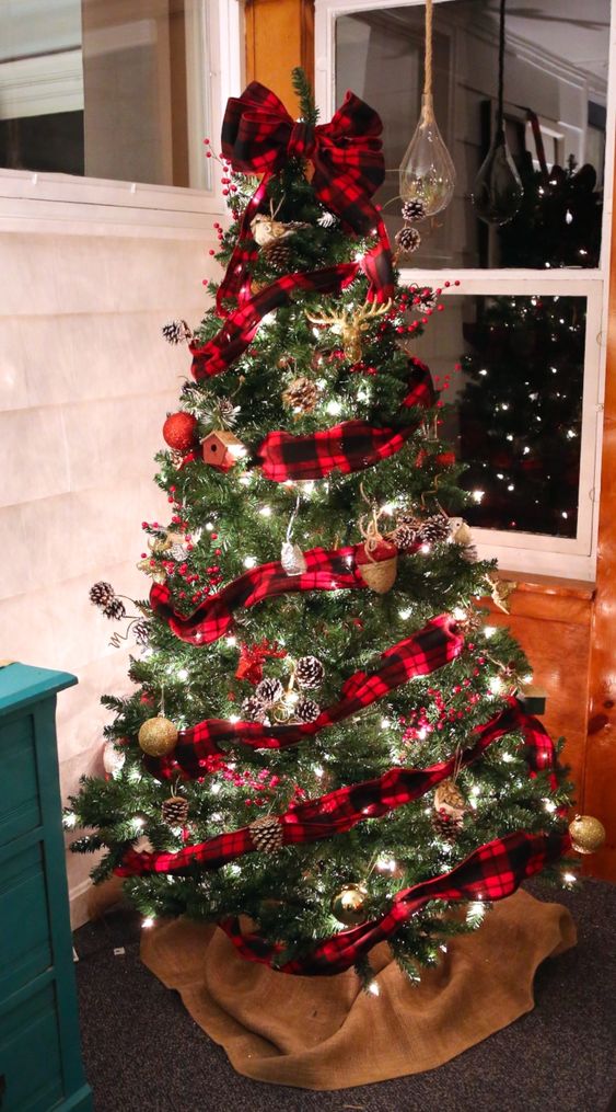 plaid christmas tree decor 66 Cozy Plaid Décor Ideas For Christmas DigsDigs