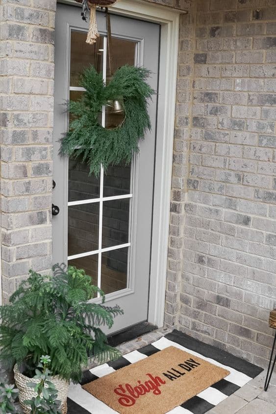 simple porch christmas decor 25 Simple Christmas Porch Decor Ideas » Lady Decluttered