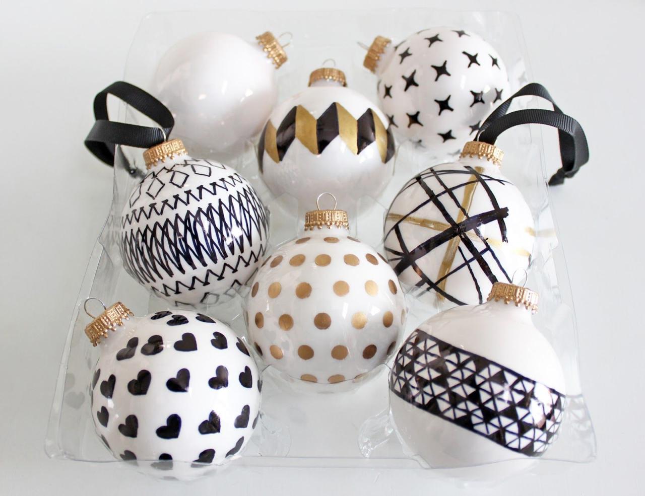 diy christmas balls decor DIY Handpainted Holiday Ball Ornaments Diy christmas ornaments easy