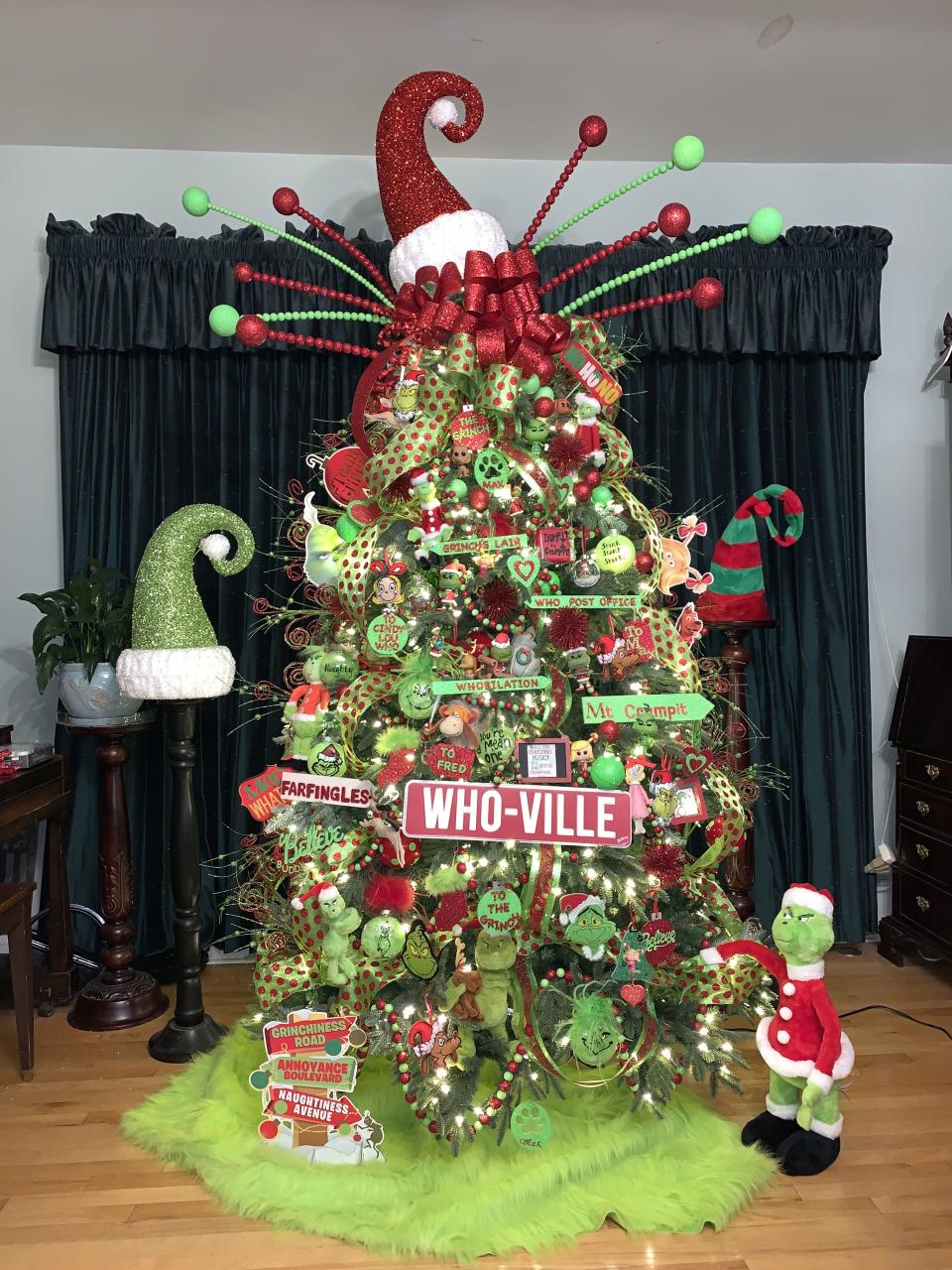 grinch decor for christmas tree Merry Grinchmas! Grinch christmas decorations, Grinch christmas tree