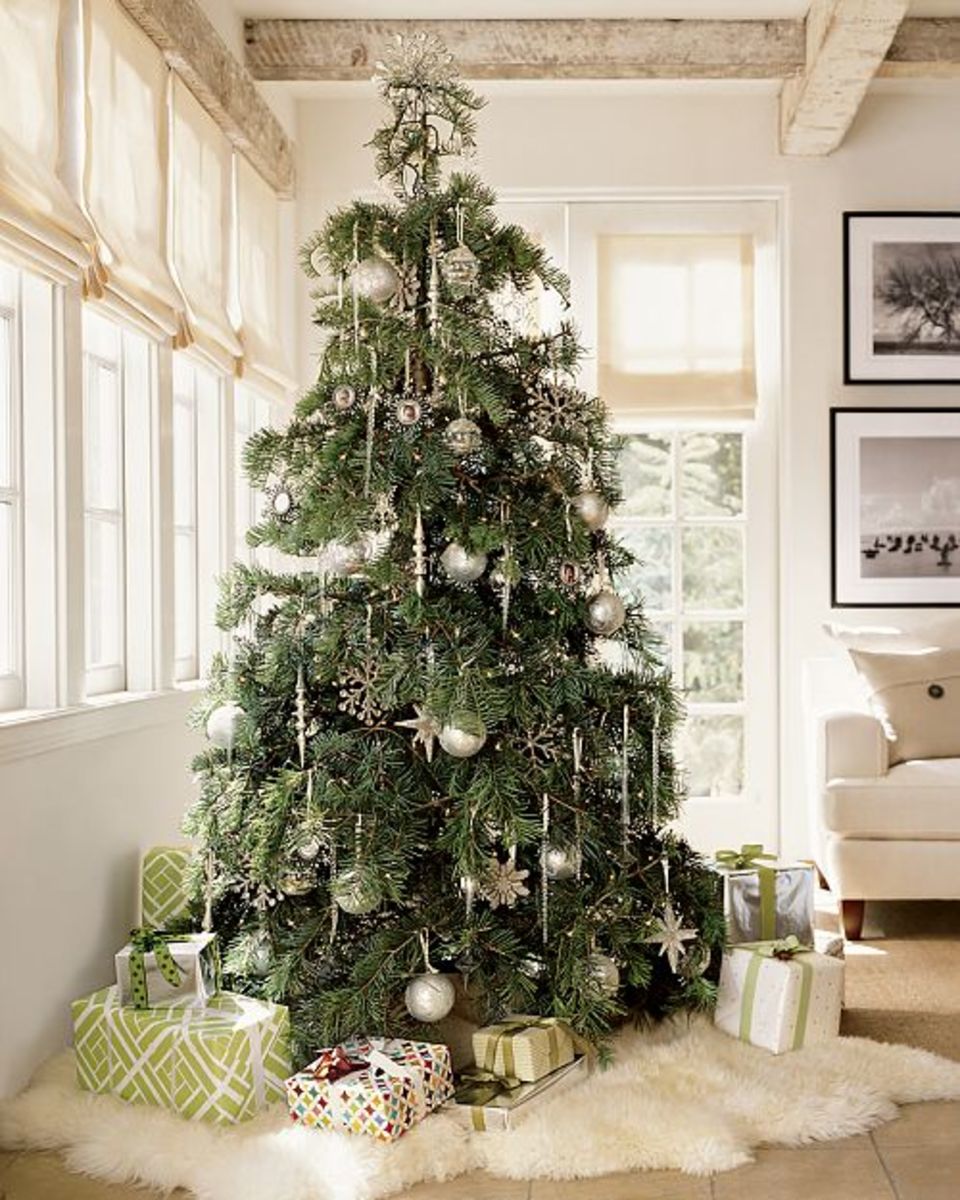 traditional christmas tree decor 20 Stunning Christmas Tree Decorating Ideas Holidappy