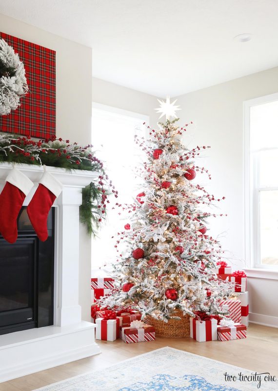 red and white christmas tree decor Red and White Christmas Tree Decorating Ideas