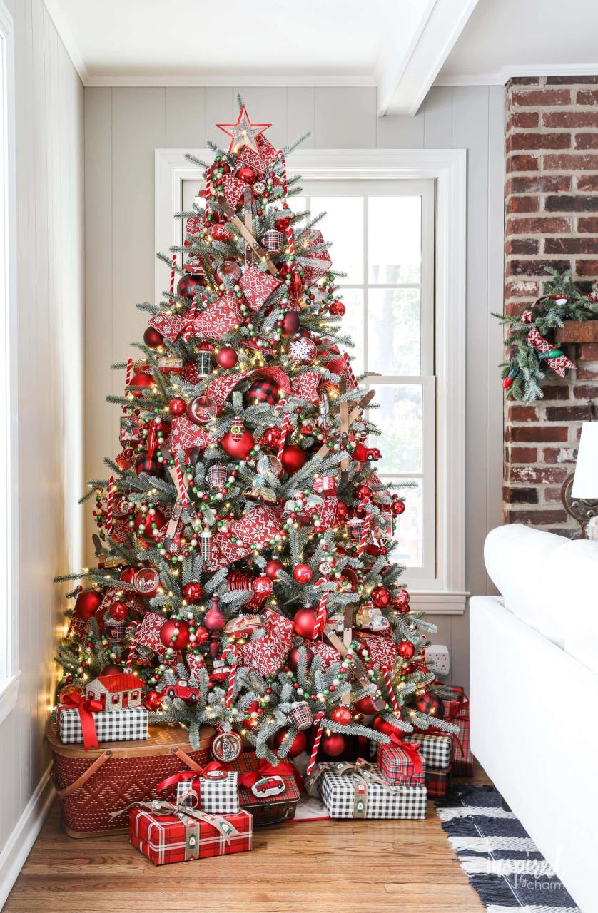 christmas decor on tree 10+ Decorated Christmas Trees Images DECOOMO