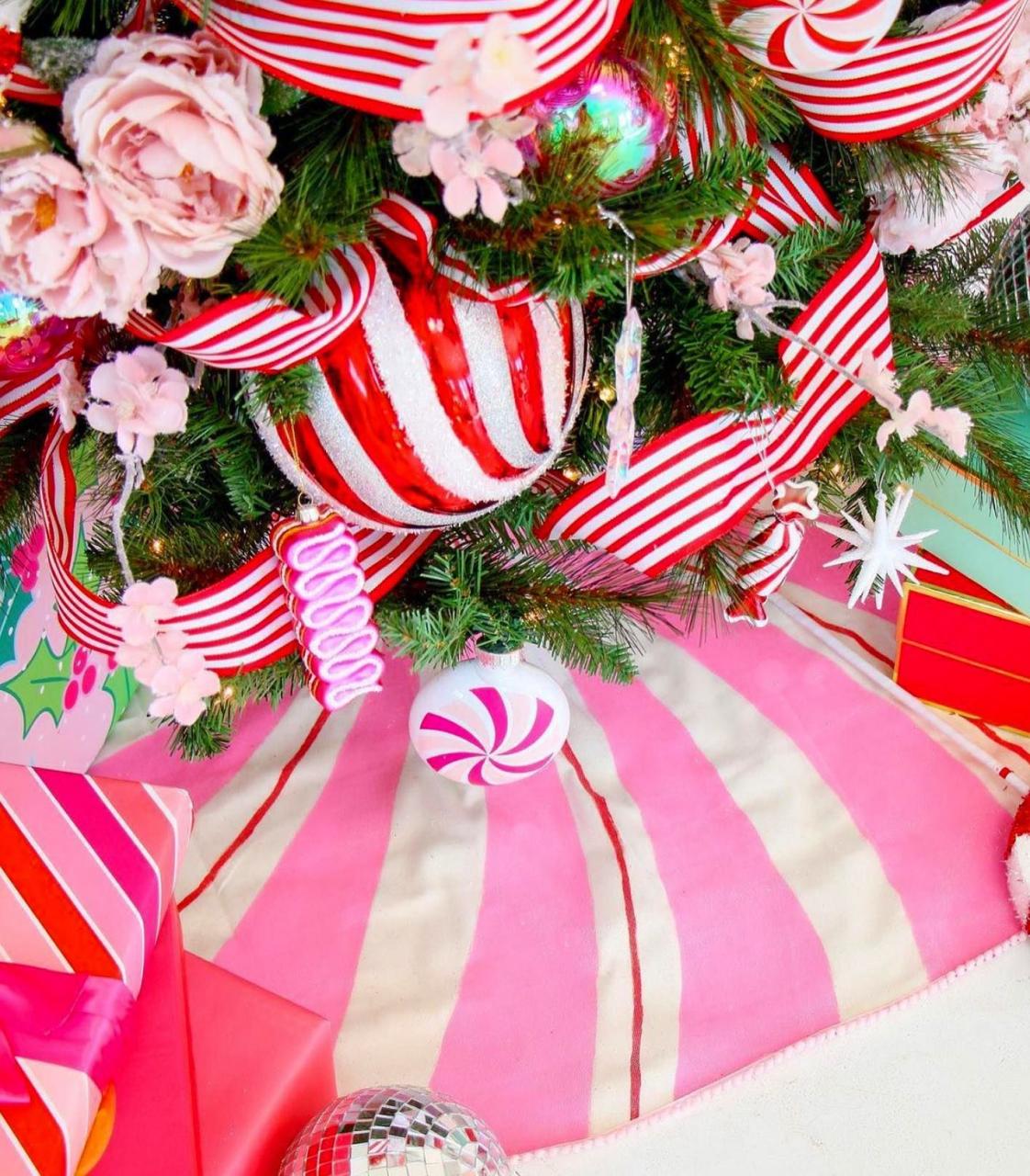 red and pink christmas decor Pink + Red Holiday Inspiration Merry and bright, Holiday decor