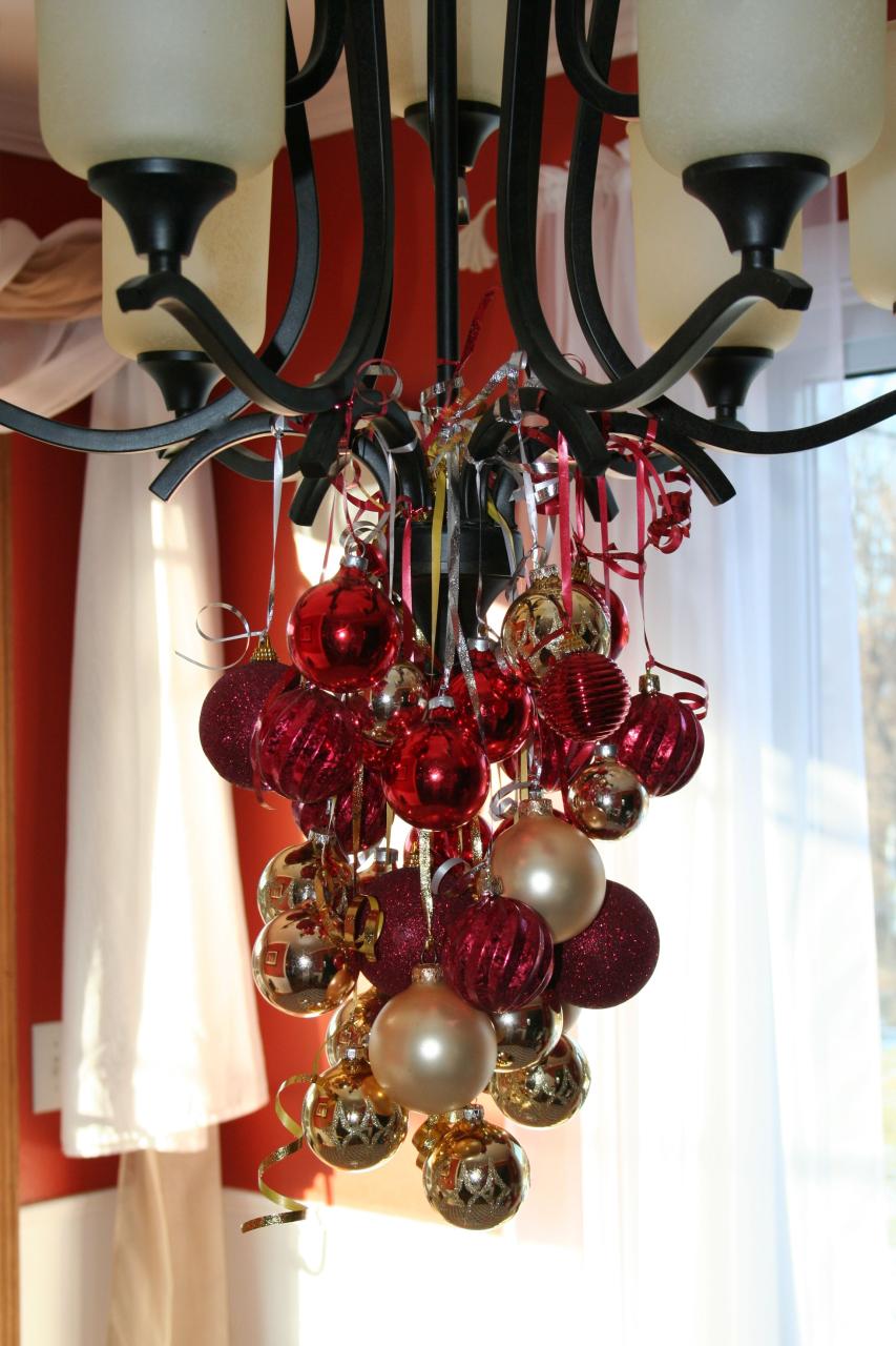 chandelier christmas decor ideas Christmas chandelier decor, Christmas