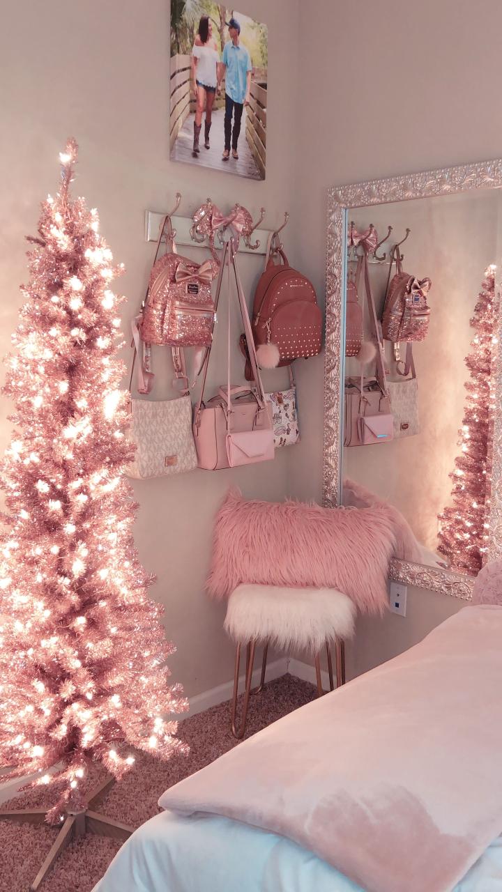 pink christmas room decor Pink Christmas 💗💕 Pink room decor, Pink bedroom decor, Pink christmas