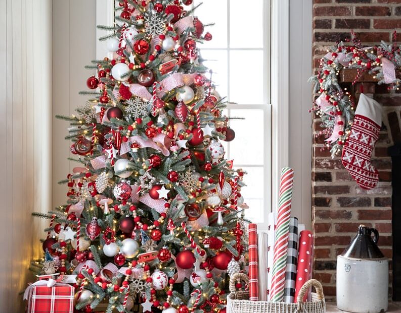 red christmas decor ideas Red and White Christmas Tree, PLUS Christmas Tree Decorating Ideas