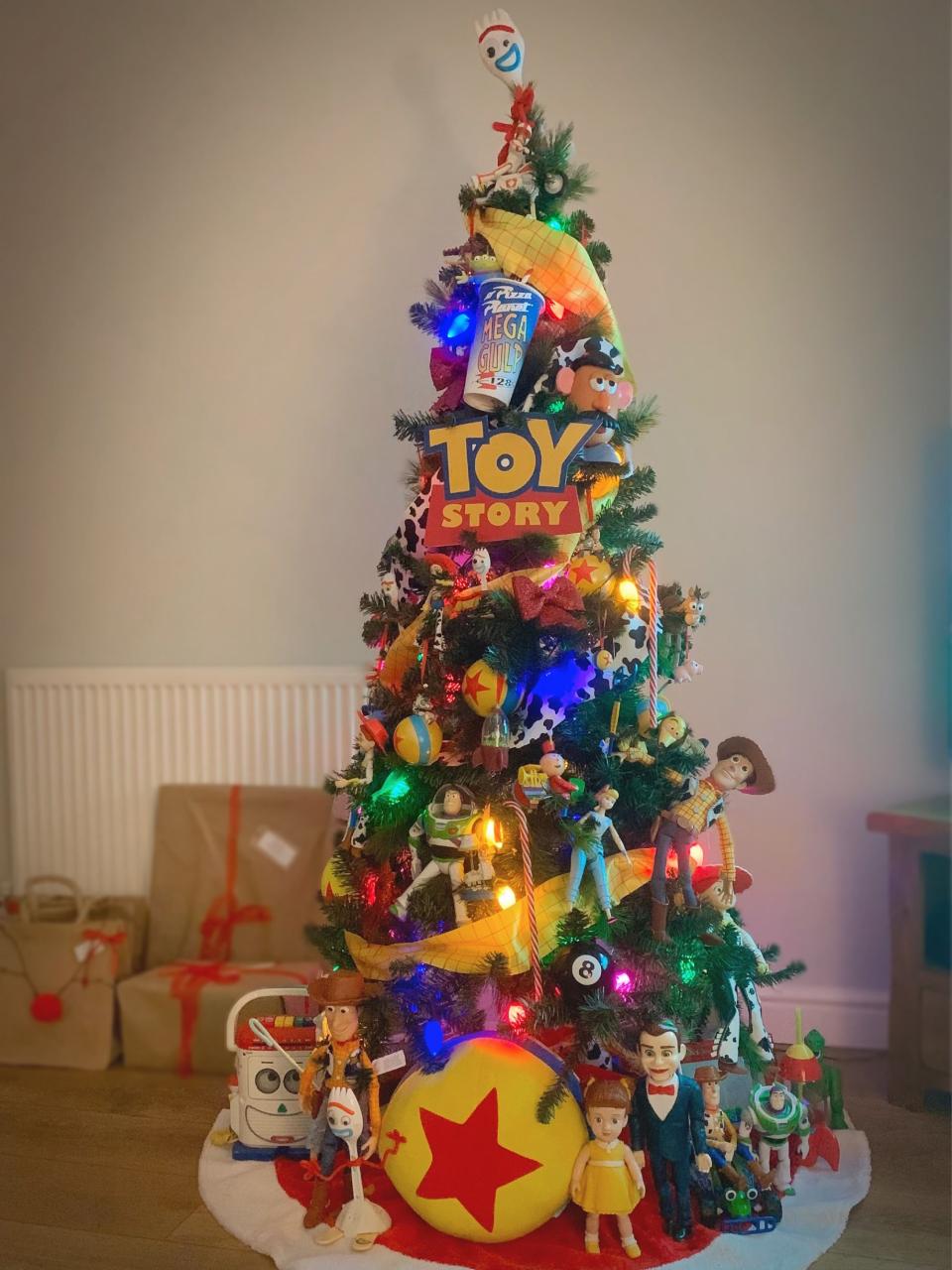 toy story christmas decor Toy Story Christmas Tree Manualidades, Fiesta de toy story, Adornos