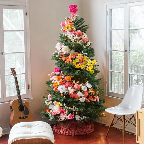 christmas tree decor with flowers People Use Flowers To Decorate Their Christmas Trees And It’s Beautiful