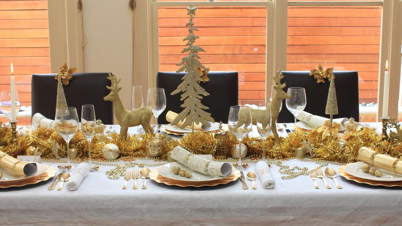 christmas decor white and gold Gold and White Christmas Table — Blog — Chic Party Ideas