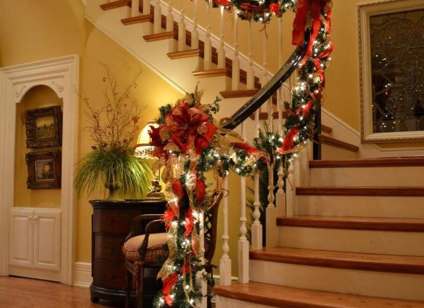 christmas decoration ideas for stairs 19 STUNNING CHRISTMAS STAIRCASE DECORATIONS...... Godfather Style