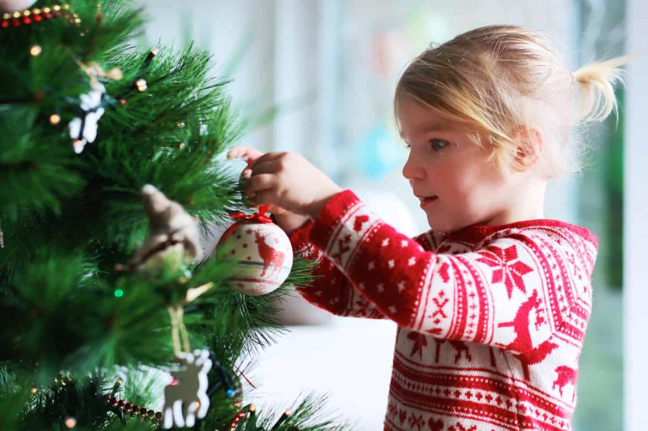 christmas decoration ideas toddlers The Best Ways To Make Christmas Decorations With A Toddler